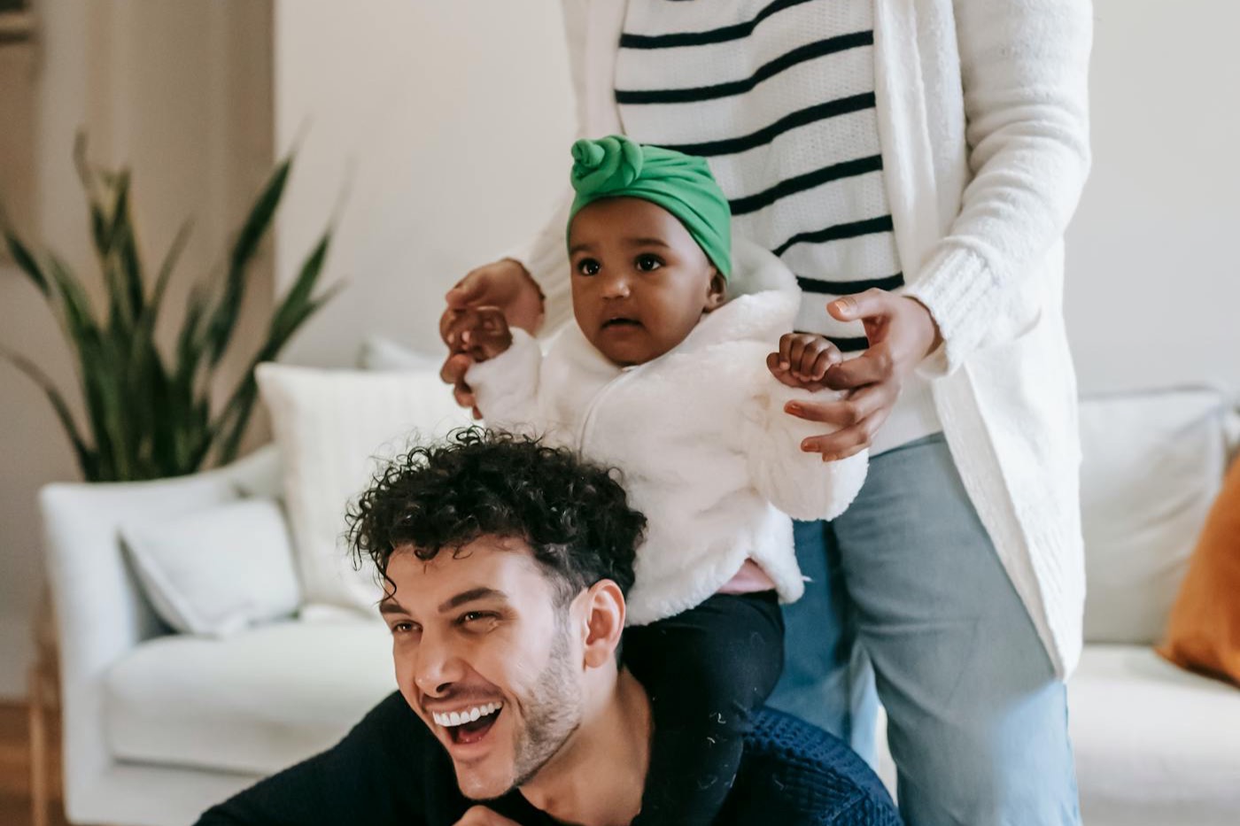 Vielfältige Familie mit Kind