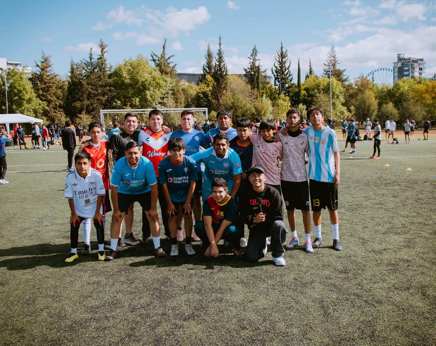 Vielfältiges Jugend-Fußballteam auf dem Platz